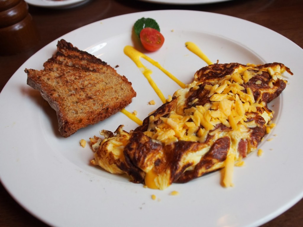 Omelette with toast