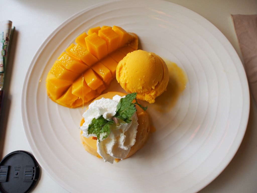 Mango Sorbet with the mango fruit.