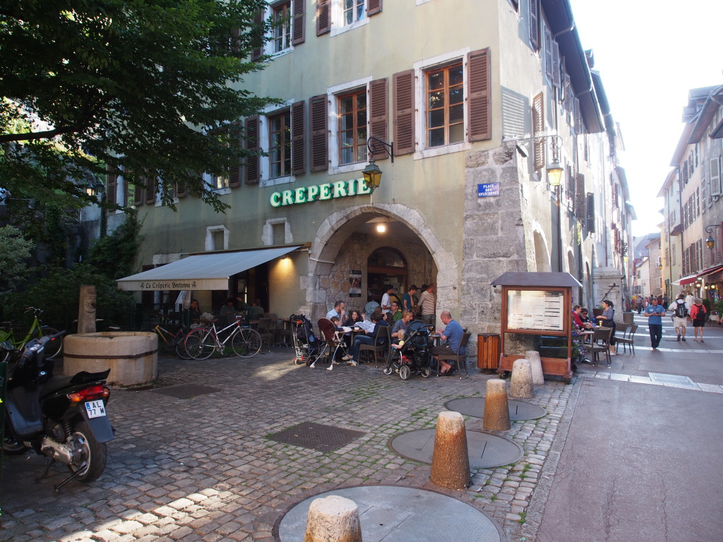 The creperie on the outside.