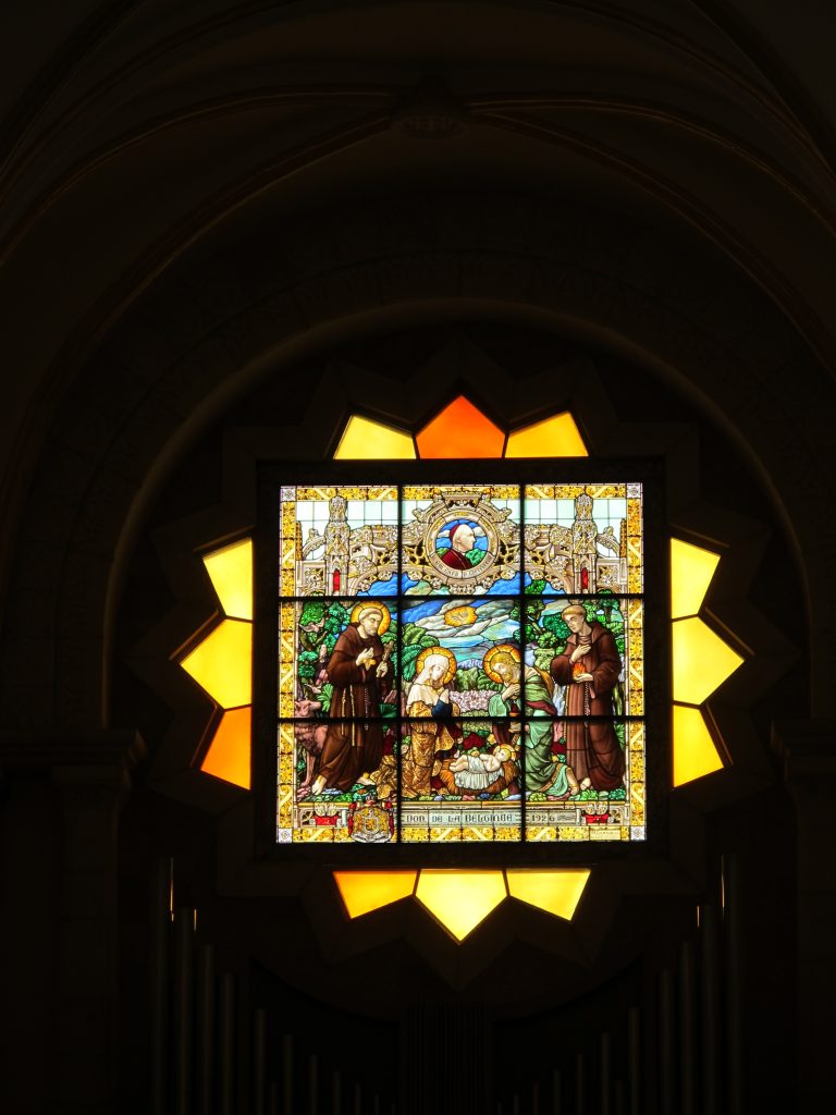 Stained glass depicting the birth of Jesus.