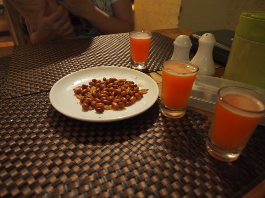 Welcome drinks with nuts.